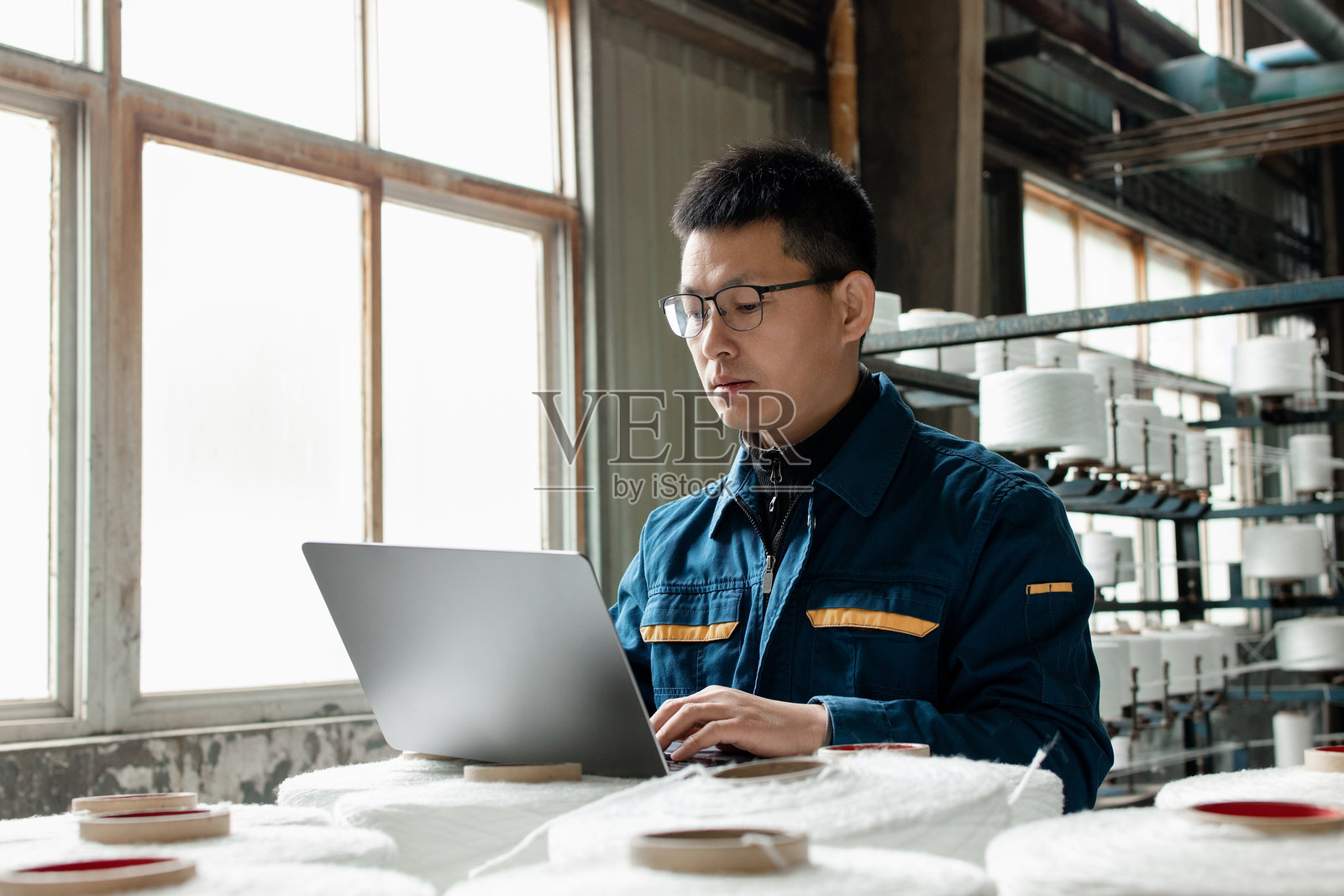 中年男性工人在车间工作照片摄影图片
