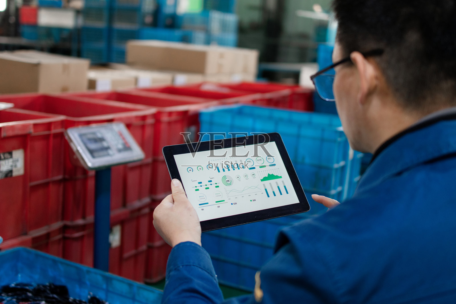 中年男性工人在车间工作照片摄影图片