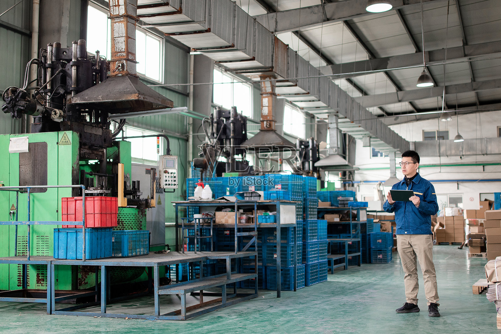 中年男性工人在车间工作照片摄影图片