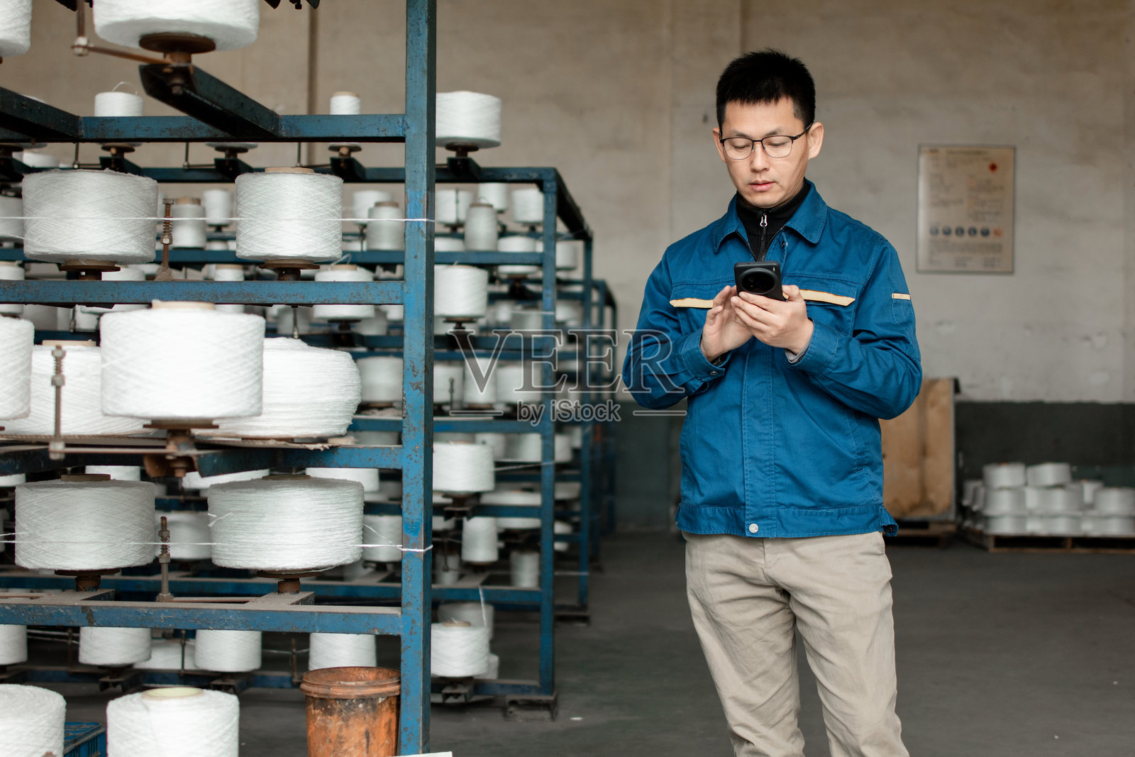 中年男性工人在车间工作照片摄影图片