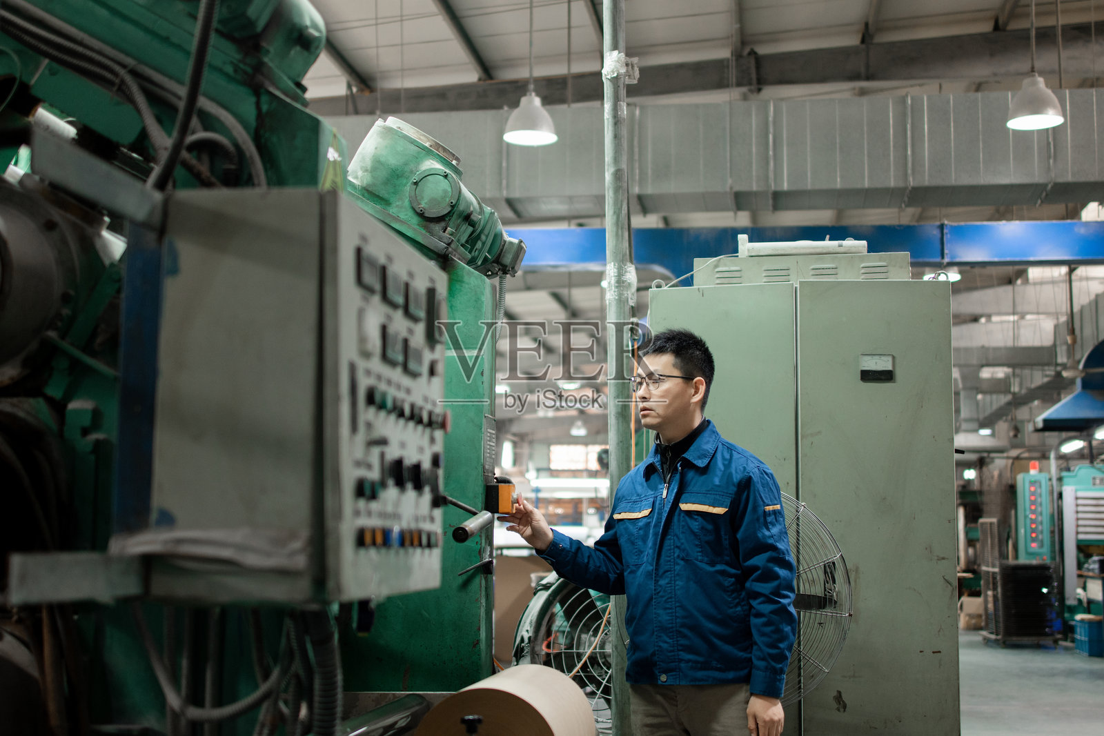 中年男性工人在车间工作照片摄影图片
