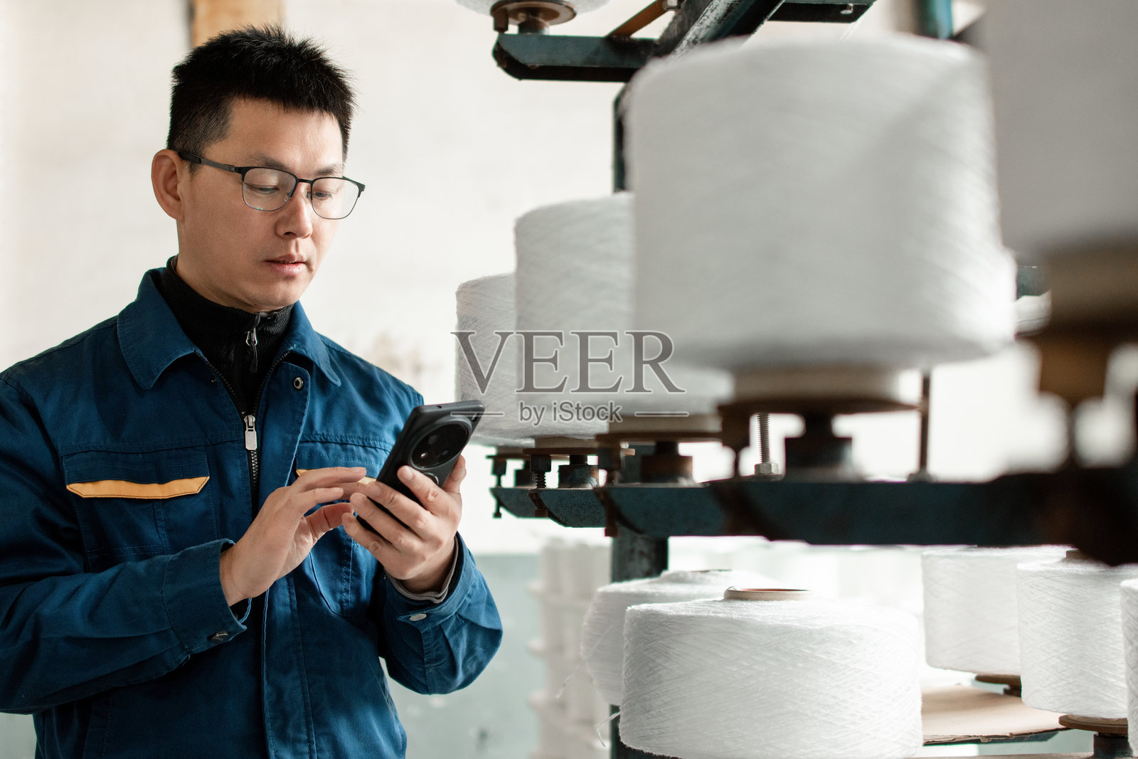 中年男性工人在车间工作照片摄影图片