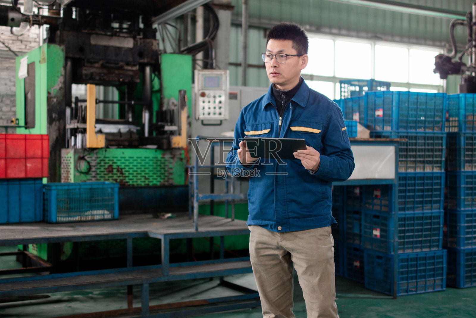 中年男性工人在车间工作照片摄影图片