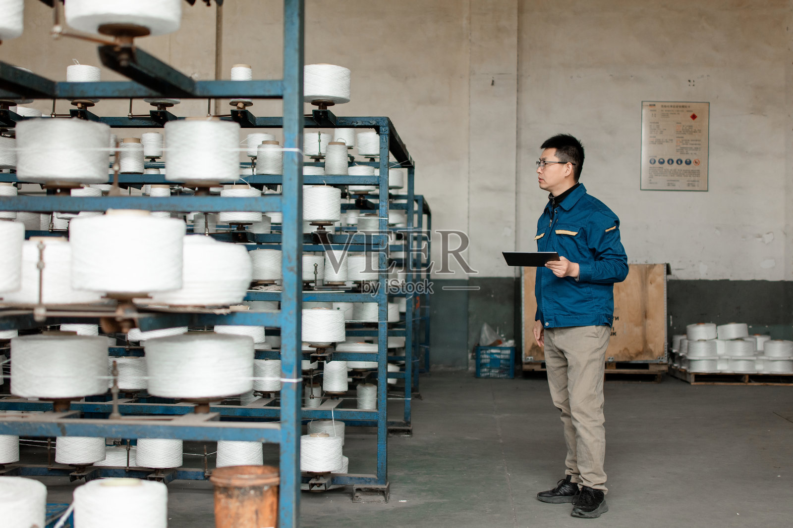 中年男性工人在车间工作照片摄影图片