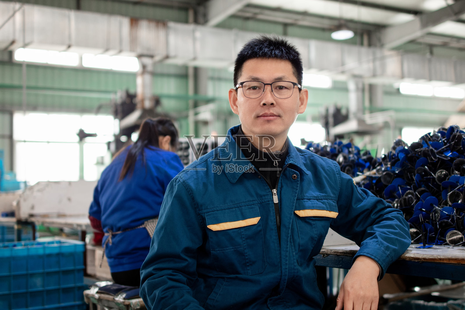 中年男性工人在车间工作照片摄影图片