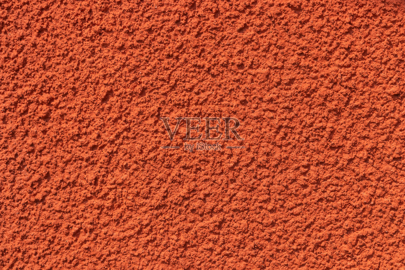 粗糙质感的红色墙壁，表面不平整，突显了乡村北欧工艺的自然触感和质朴特性。照片摄影图片