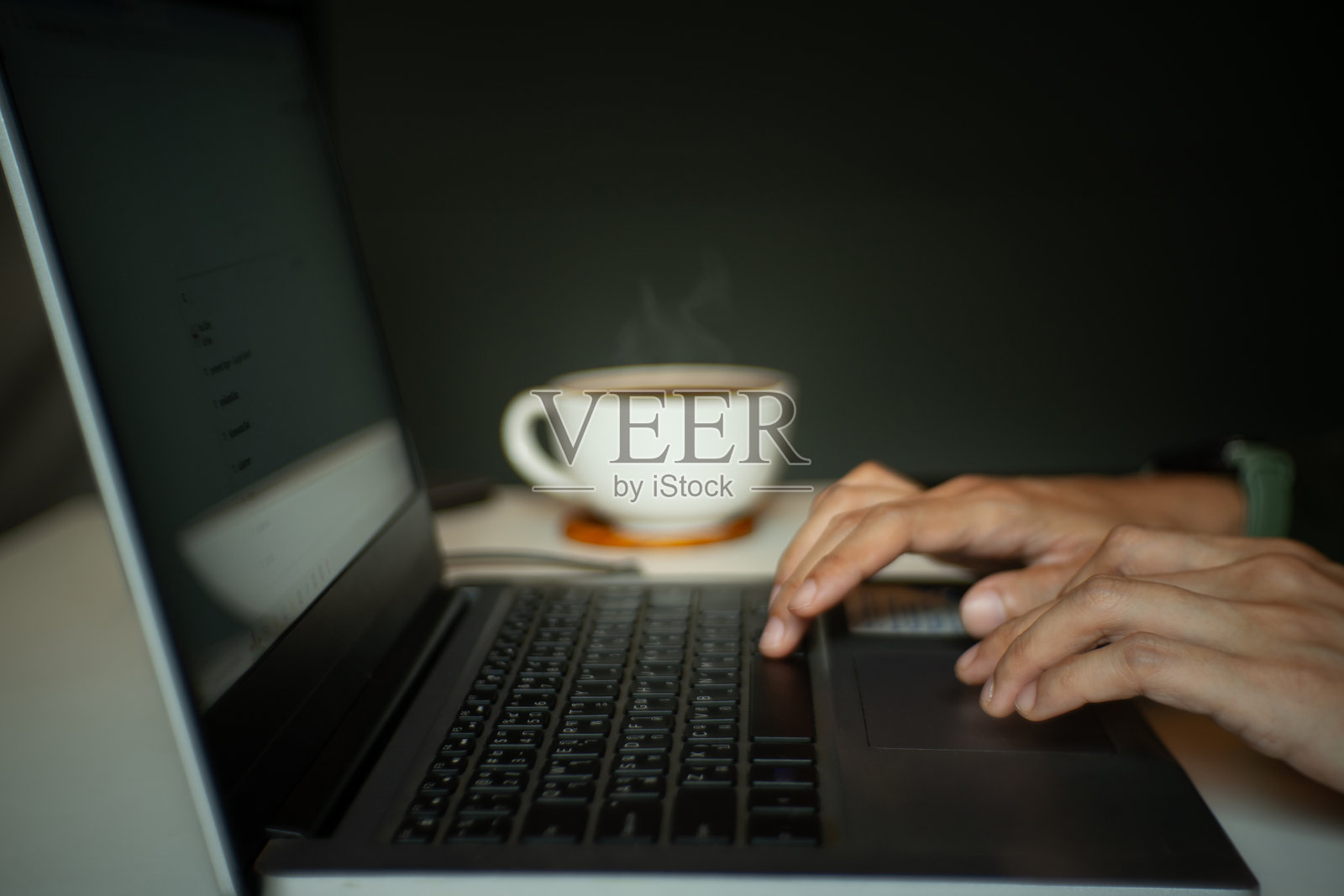 特写镜头：商人用手在家中使用笔记本电脑发送和回复客户服务邮件。照片摄影图片