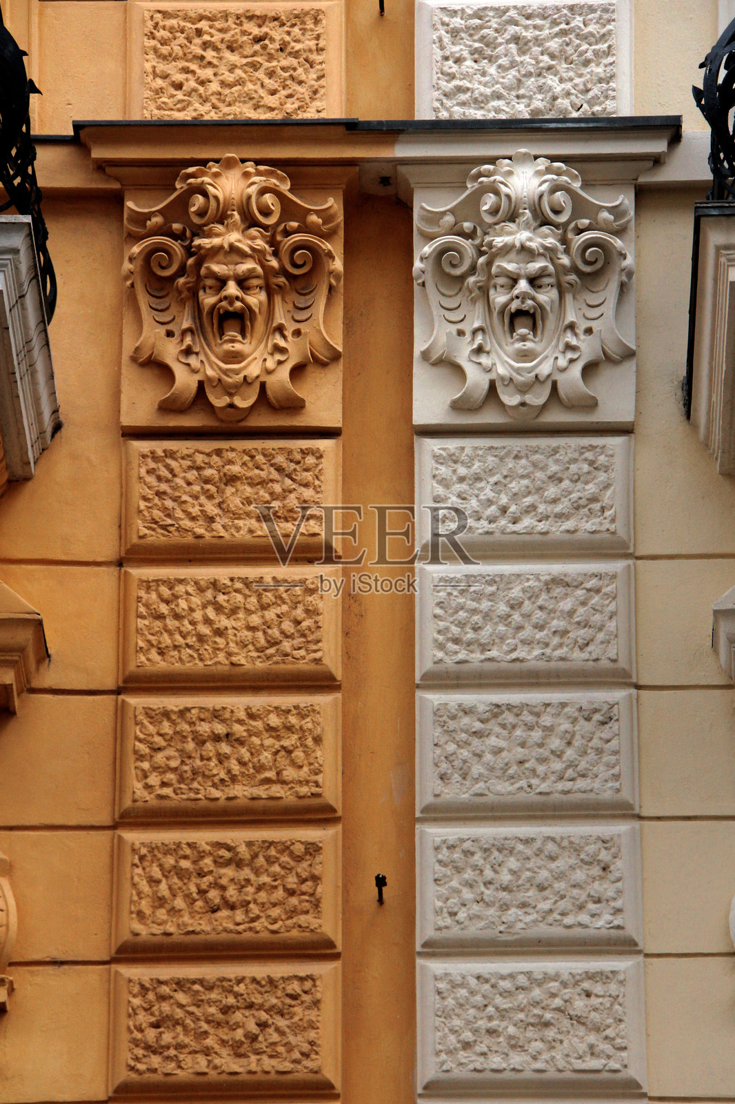 博尔扎诺一座城市建筑的多彩外立面照片摄影图片