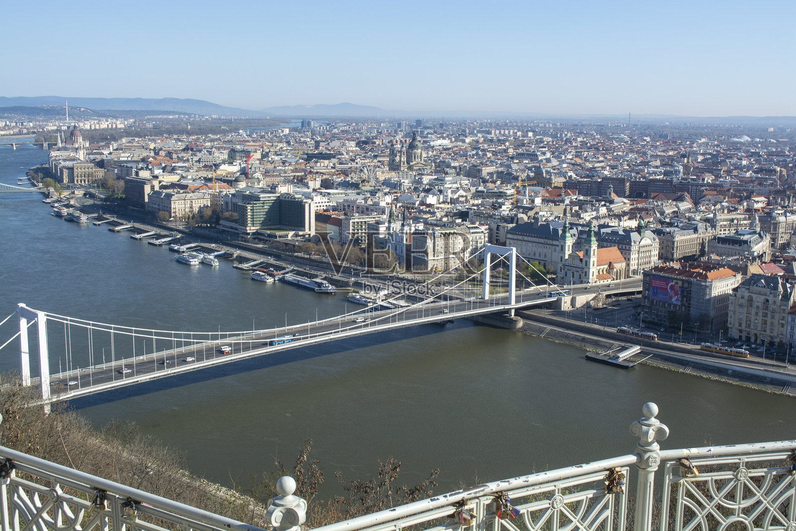 布达佩斯多瑙河和伊丽莎白桥的鸟瞰图照片摄影图片