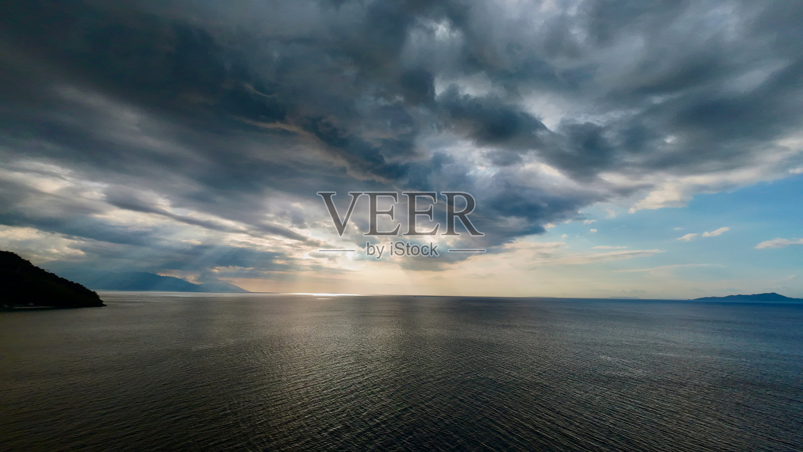 海面上方的暴风云。照片摄影图片