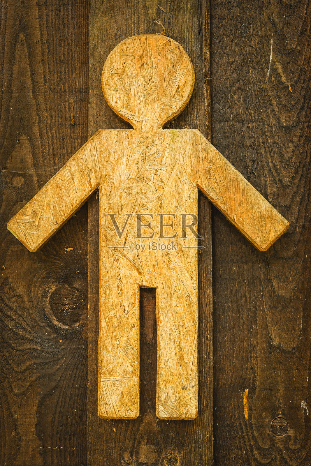 展示工艺和设计元素的木制雕像，背景为乡村风格，营造出创意氛围。照片摄影图片