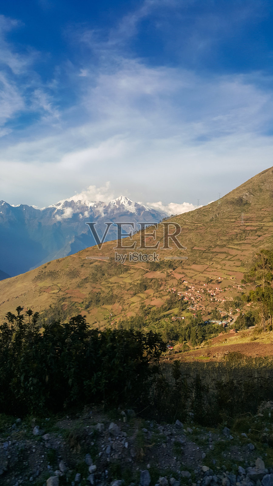 令人惊叹的秘鲁安第斯山脉景观，拥有耕作的梯田和雪峰。照片摄影图片