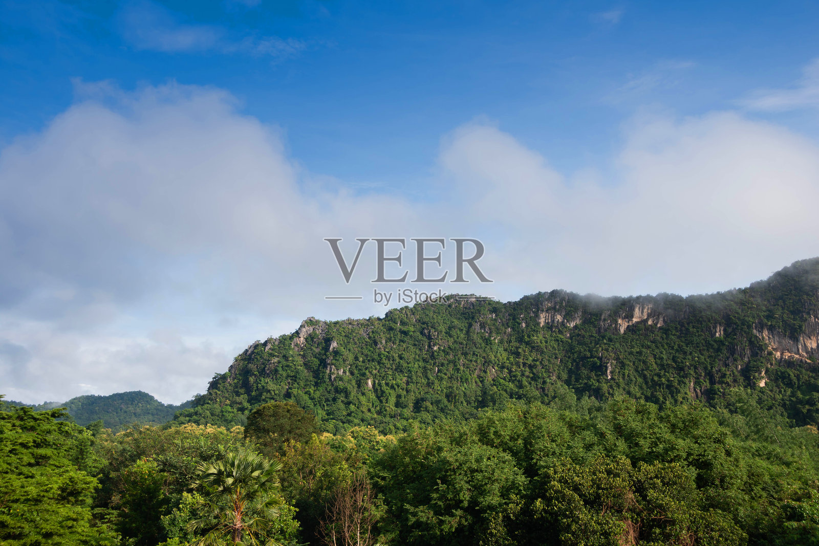 大山景观，树木繁茂，蓝天白云相伴照片摄影图片