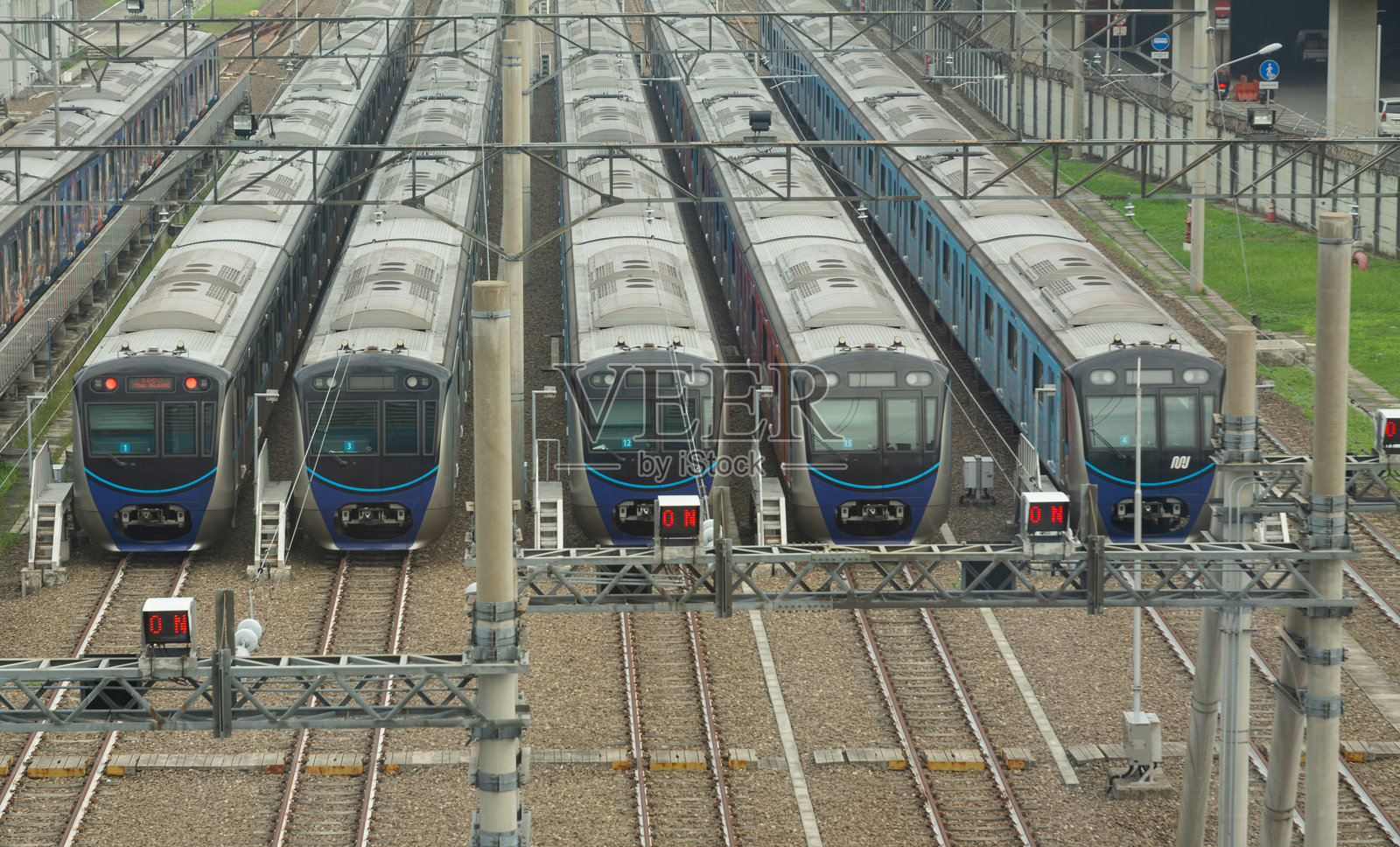 早晨停靠在中央枢纽站的地铁列车 - 城市公共交通照片摄影图片