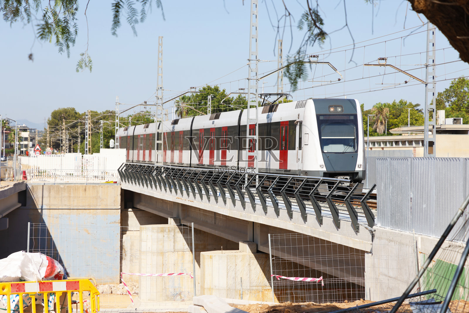 设计和施工工程师改善Paiporta的铁路网络和基础设施，以便于现代出行。照片摄影图片