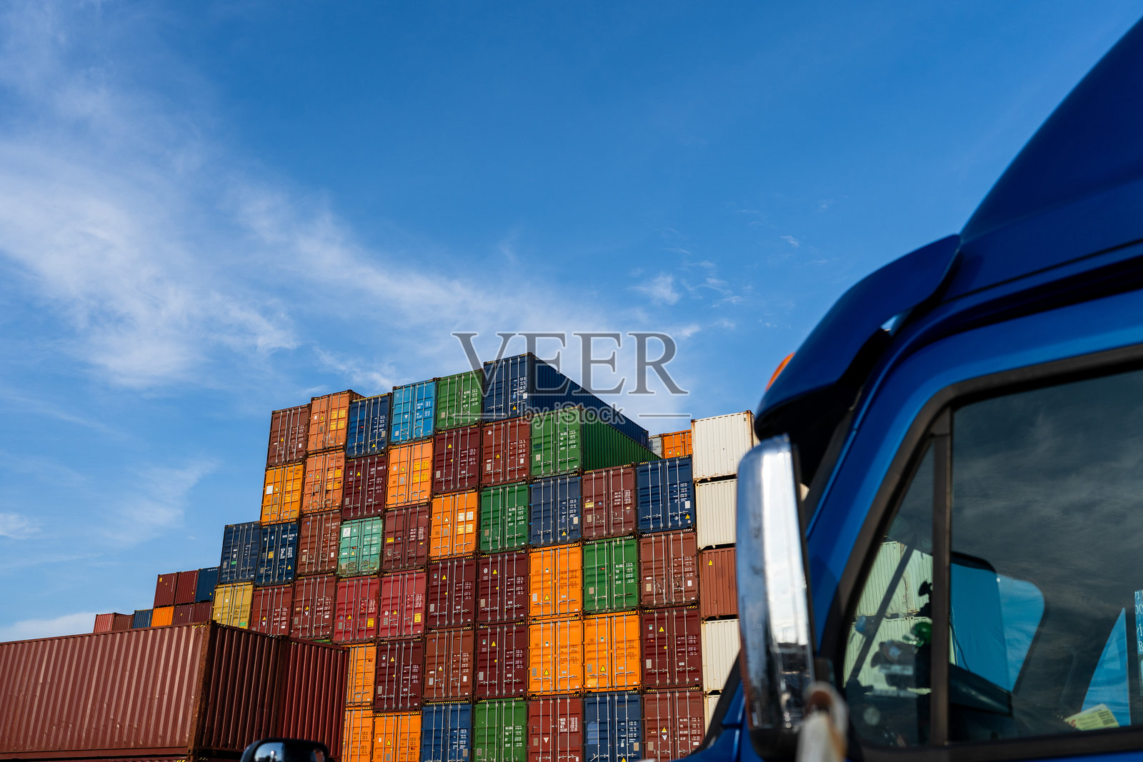 纽约港口周围的集装箱照片摄影图片