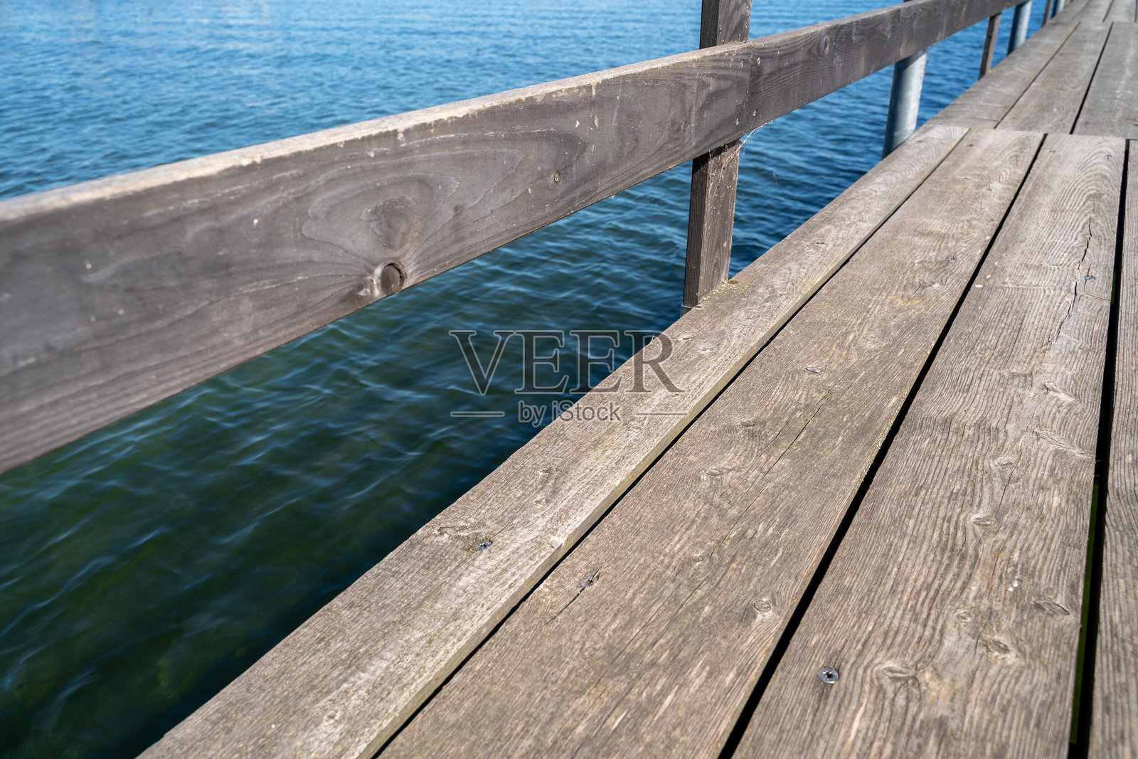 湖中的木栈道照片摄影图片