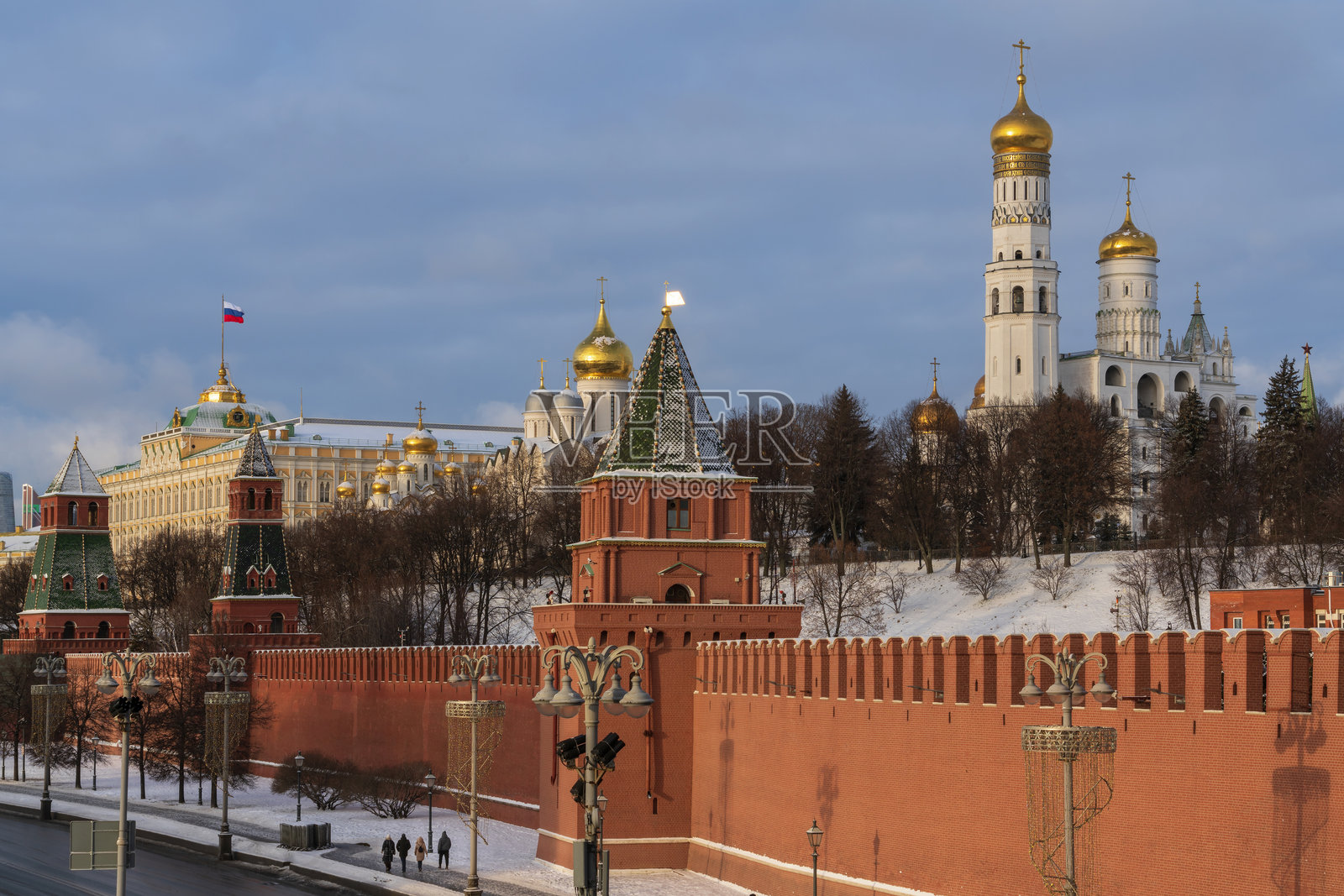 从莫斯科河堤岸俯瞰的莫斯科克里姆林宫建筑群，俄罗斯莫斯科照片摄影图片