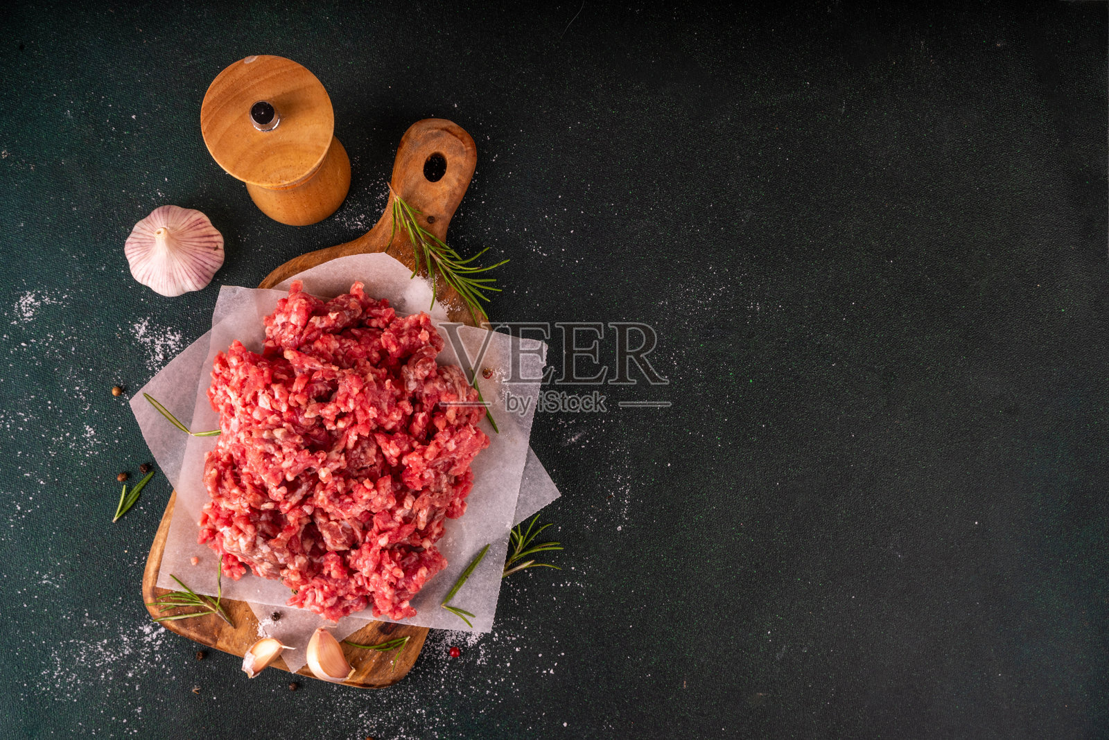 碎牛肉，准备好烹饪晚餐的肉末照片摄影图片