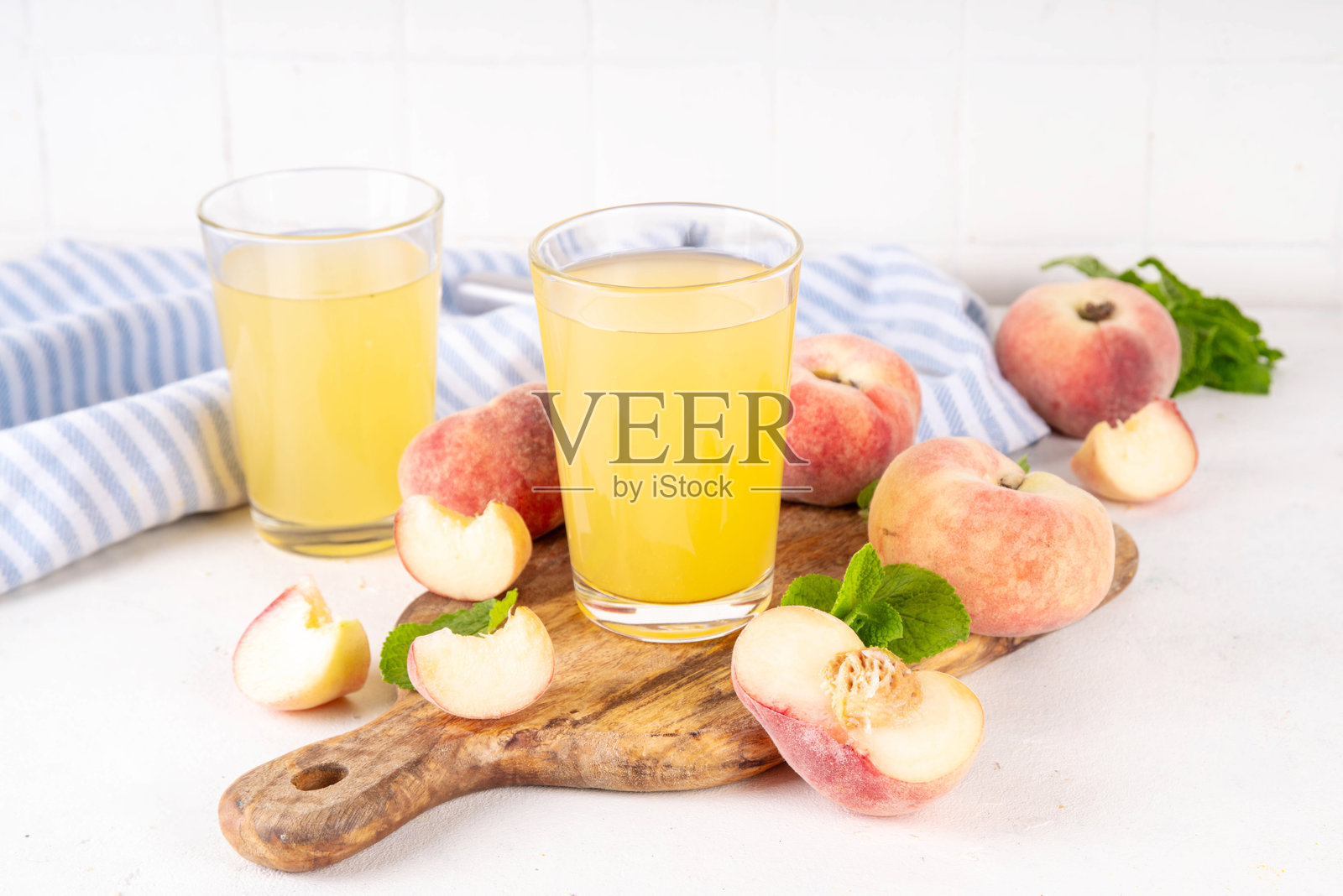 扁平的中国甜甜圈与无花果桃汁照片摄影图片