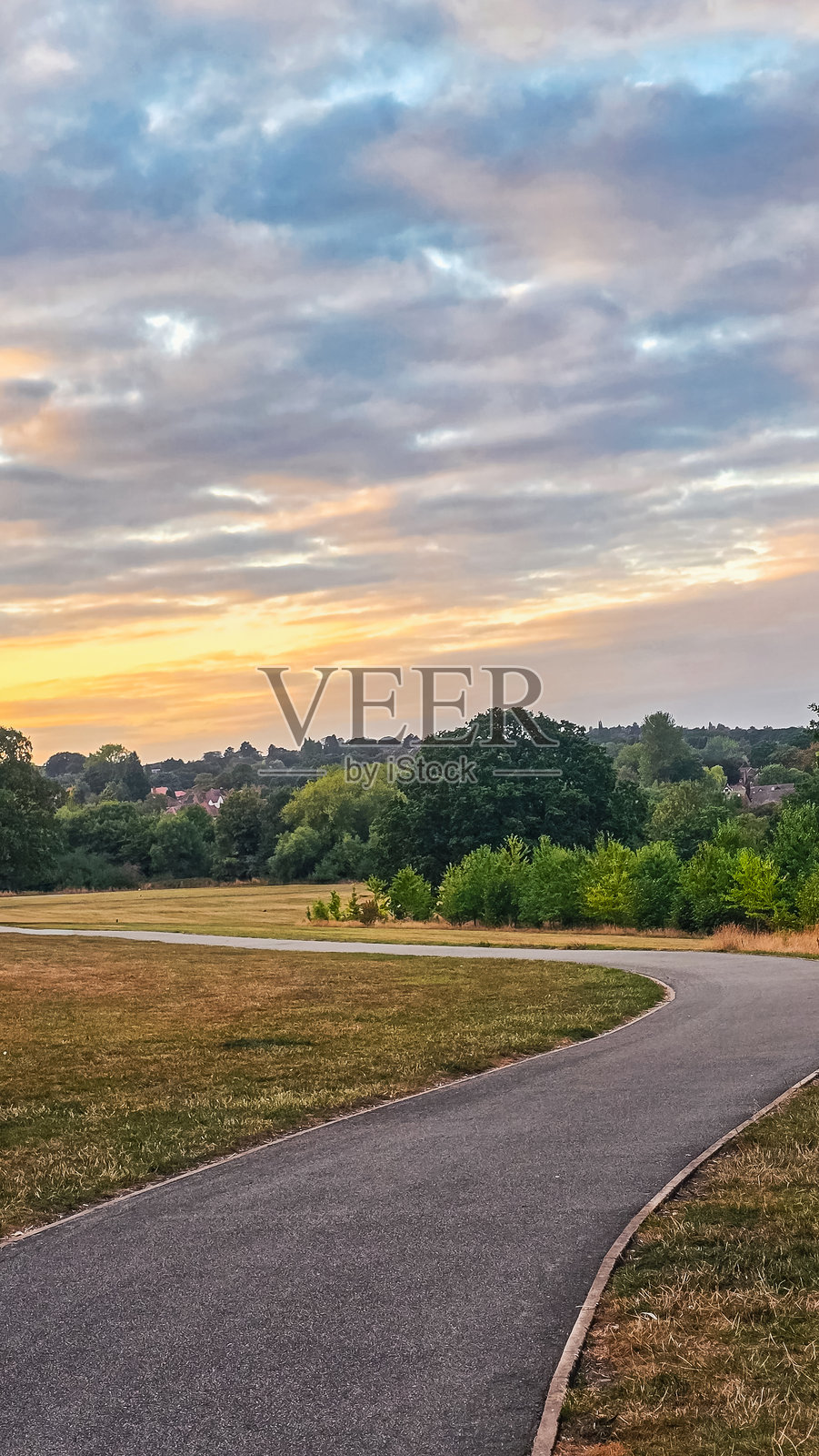 伯明翰公园内的步道在日落时分照片摄影图片