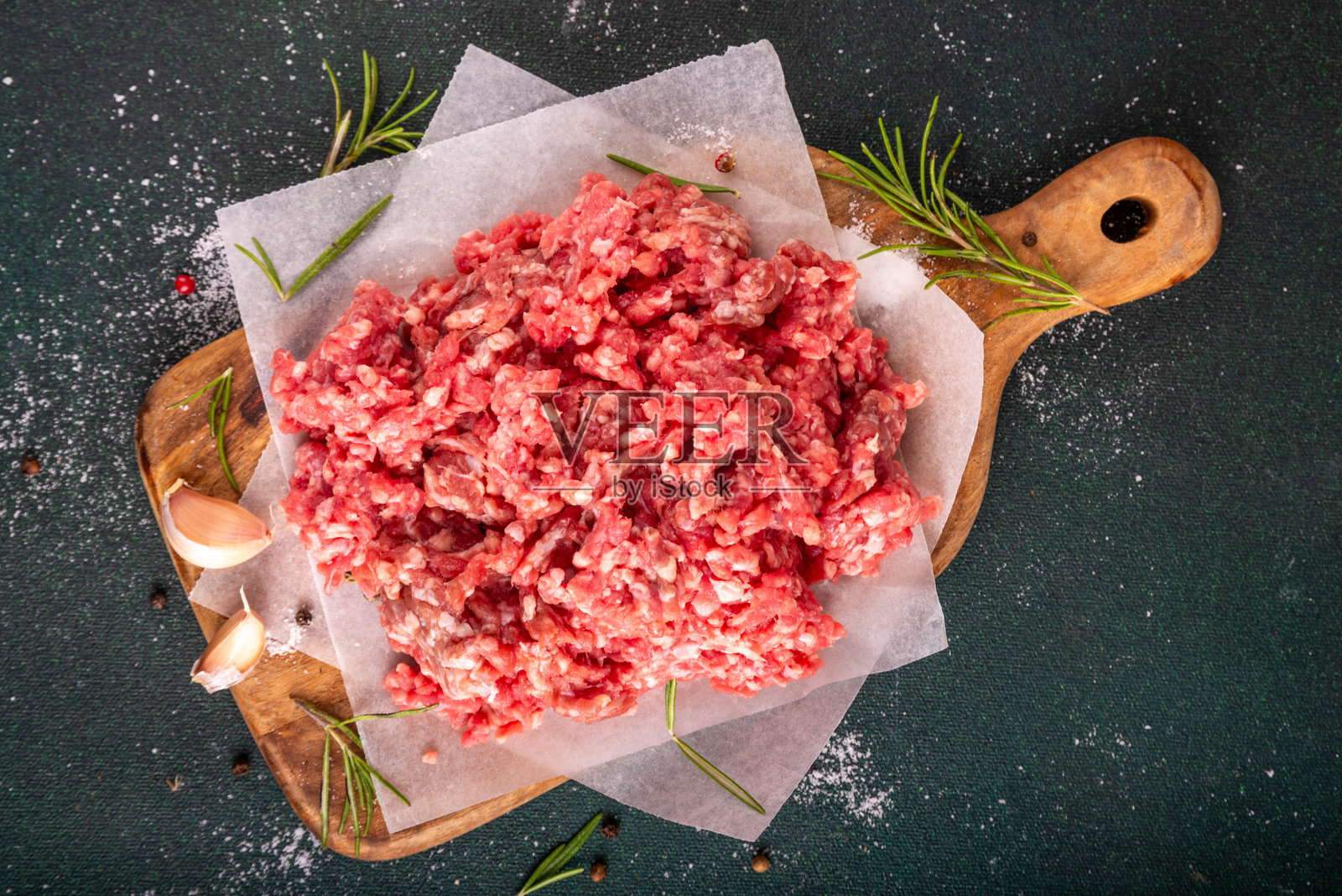 碎牛肉，准备好烹饪晚餐的肉末照片摄影图片