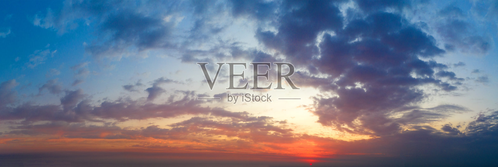 晨曦中的全景日出天空和云彩背景图像。全景天空和云彩。照片摄影图片