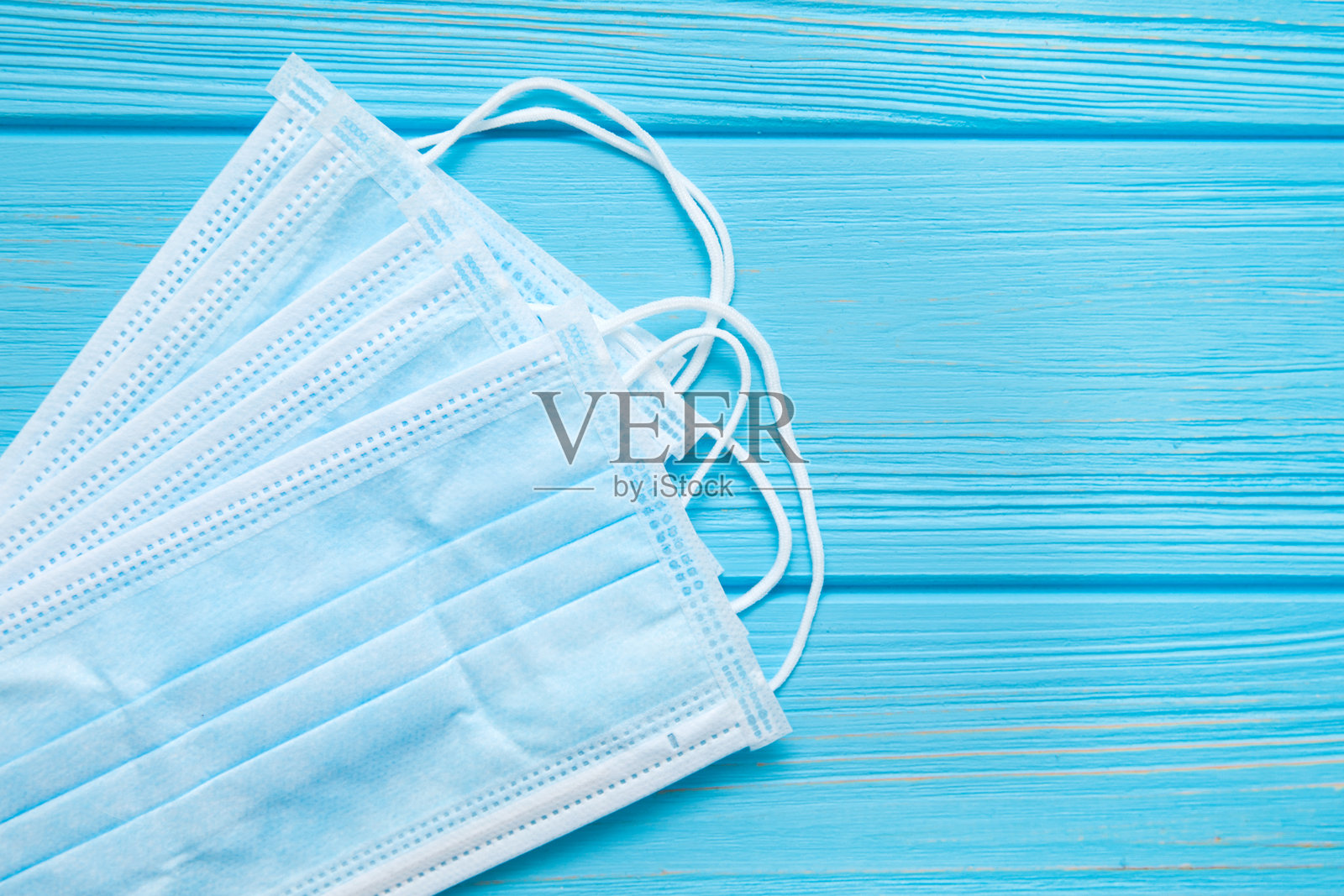 口罩。COVID-19。疫情背景。药店口罩短缺。保护用医用口罩。危险病毒。照片摄影图片