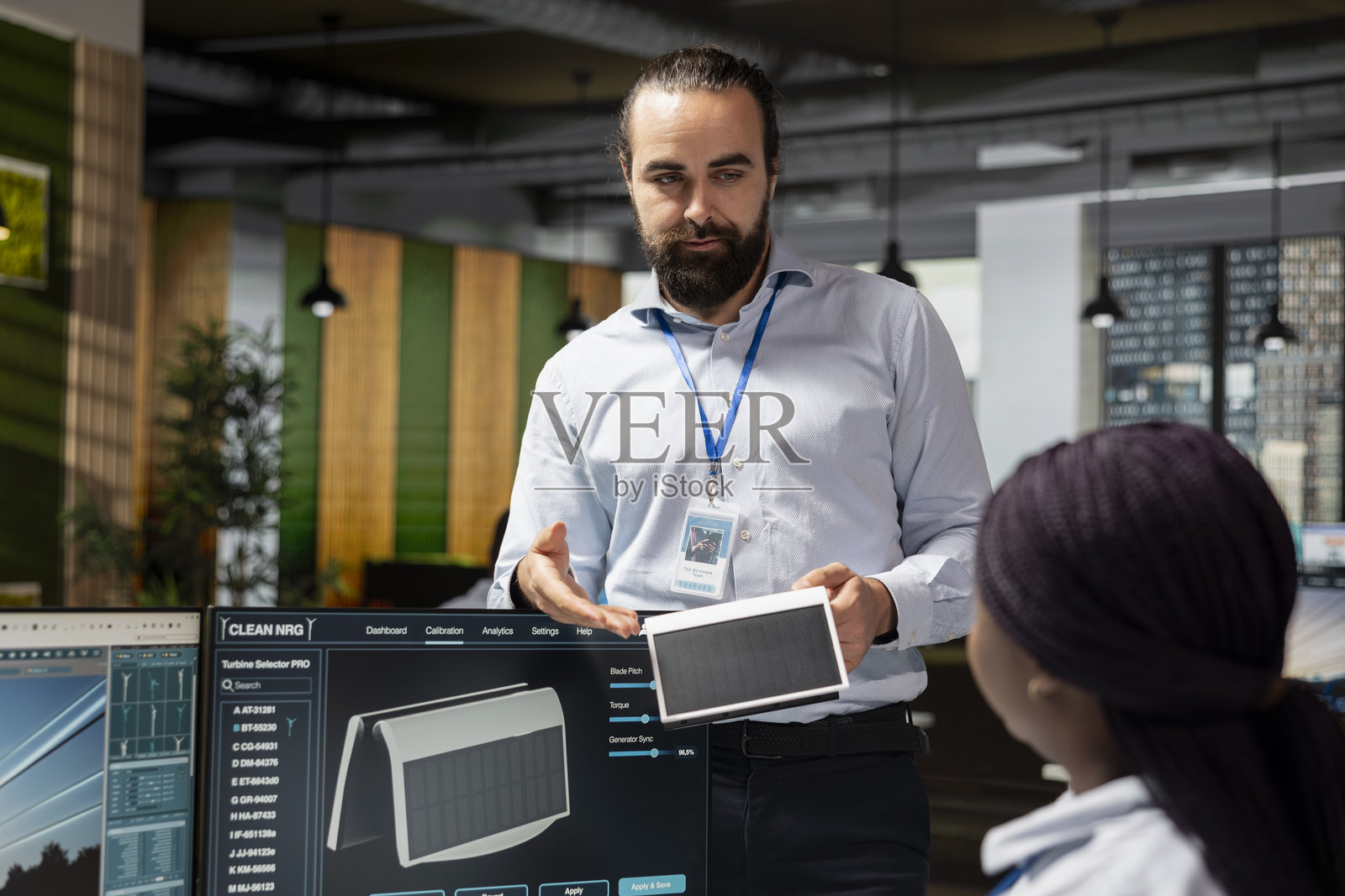 一组研究人员正在构建太阳能原型，以实现可持续发展目标照片摄影图片