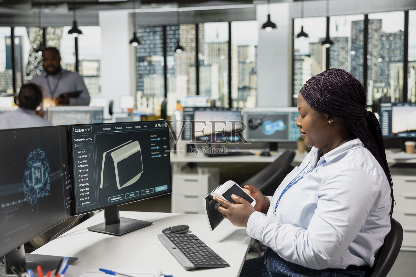 办公室里的产品设计师正在使用人工智能研发太阳能设备照片摄影图片