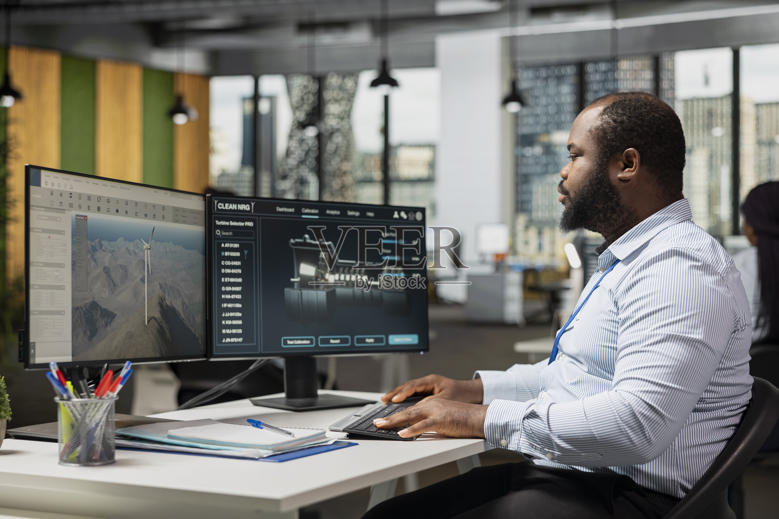 工程师在办公室分析涡轮机械和风电场布局照片摄影图片