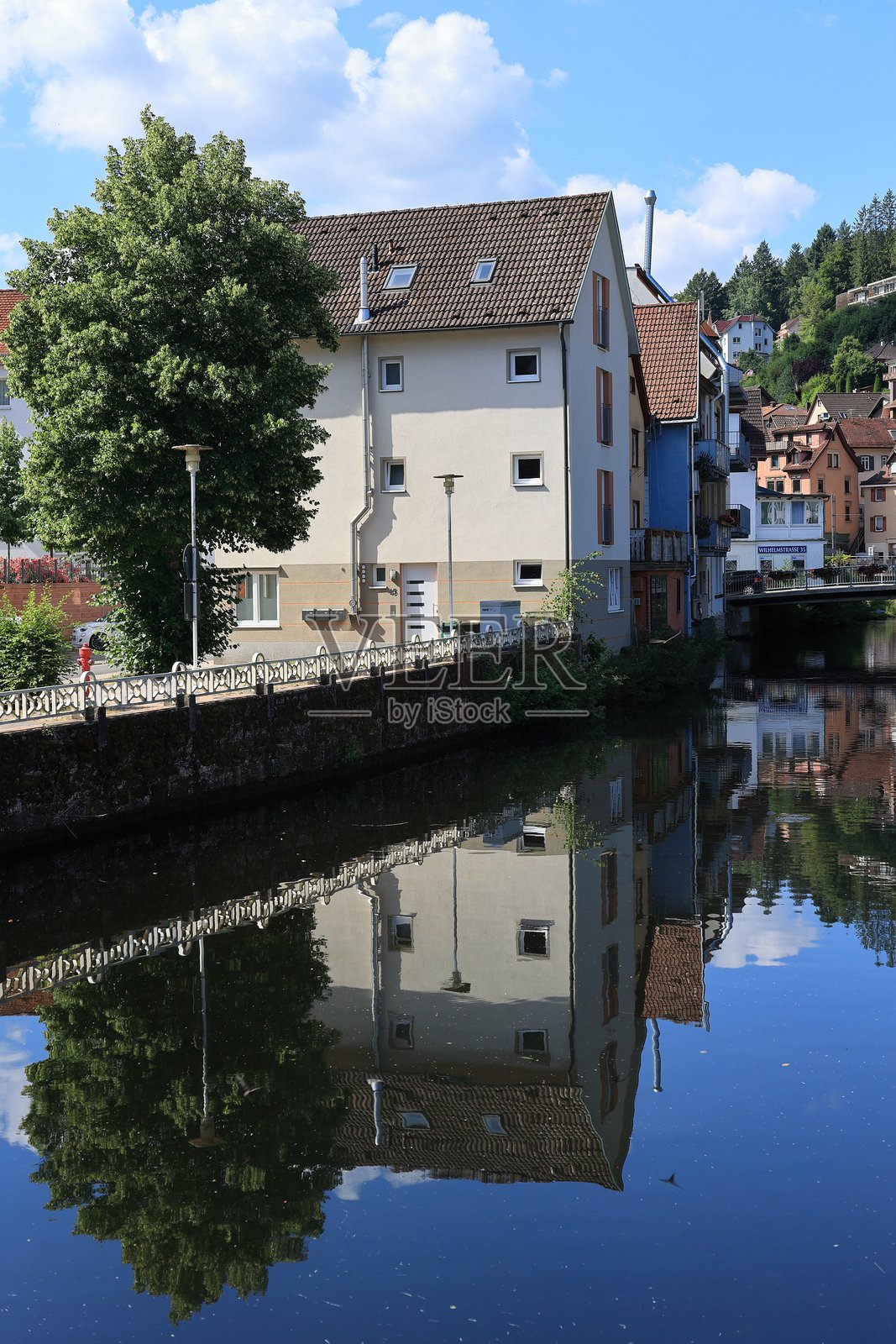 巴德维尔德巴德的大恩河中映照着建筑物照片摄影图片