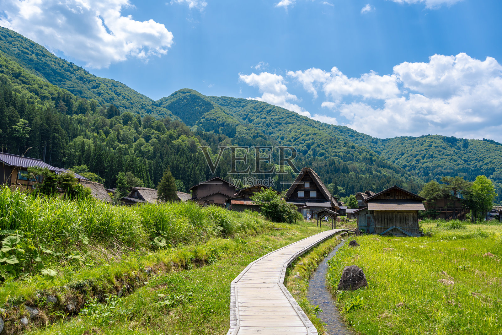 日本白川乡传统村落中的木栈道照片摄影图片