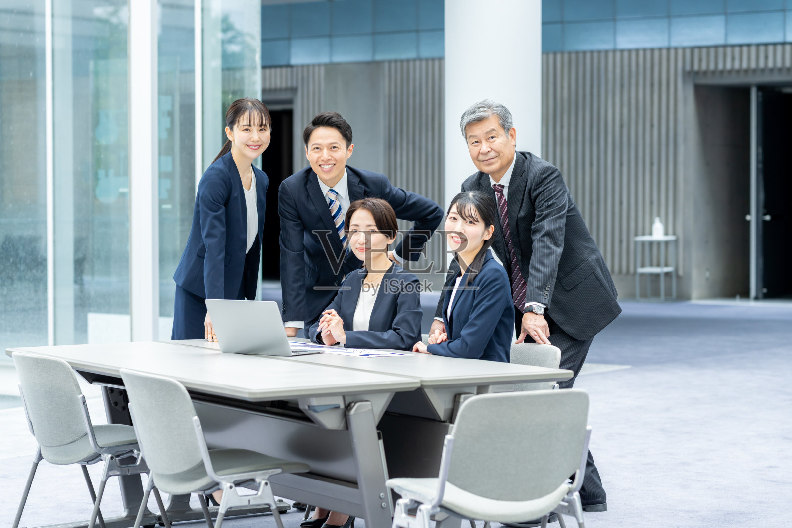 商务人士正在开会照片摄影图片