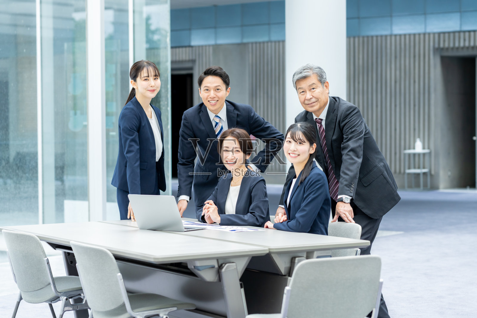 商务人士正在开会照片摄影图片