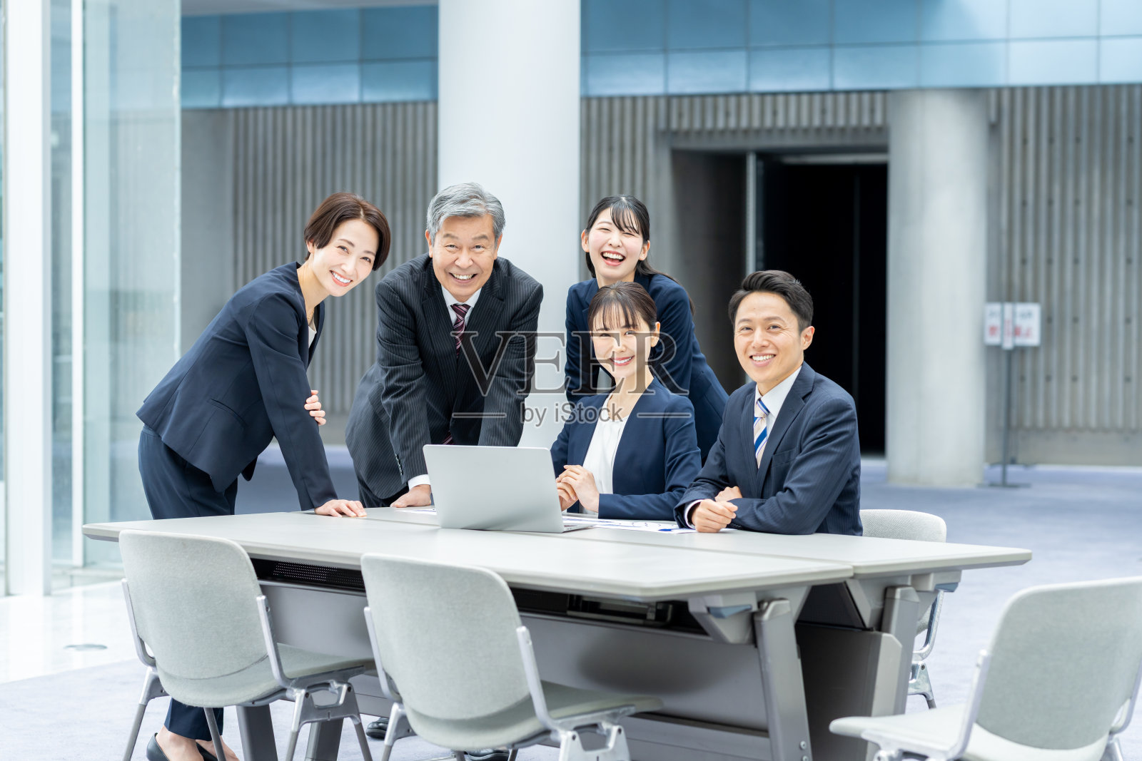 商务人士正在开会照片摄影图片