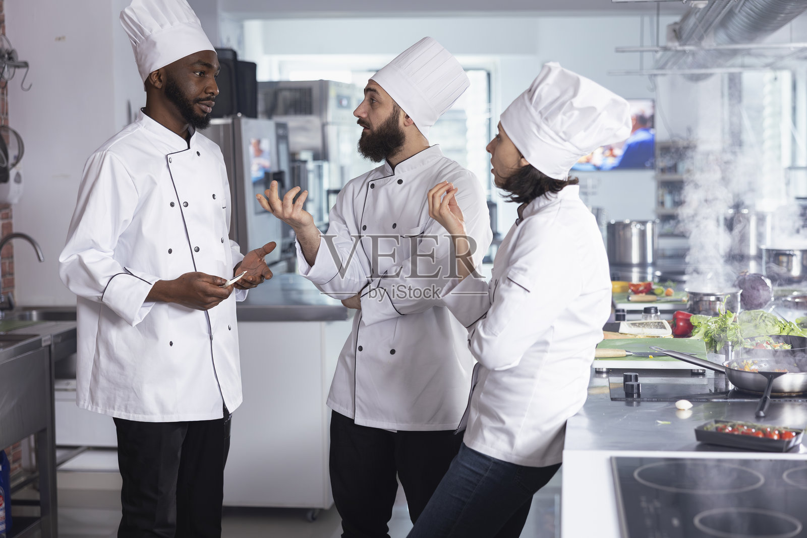 多元化的厨师团队讨论新的美食菜谱照片摄影图片