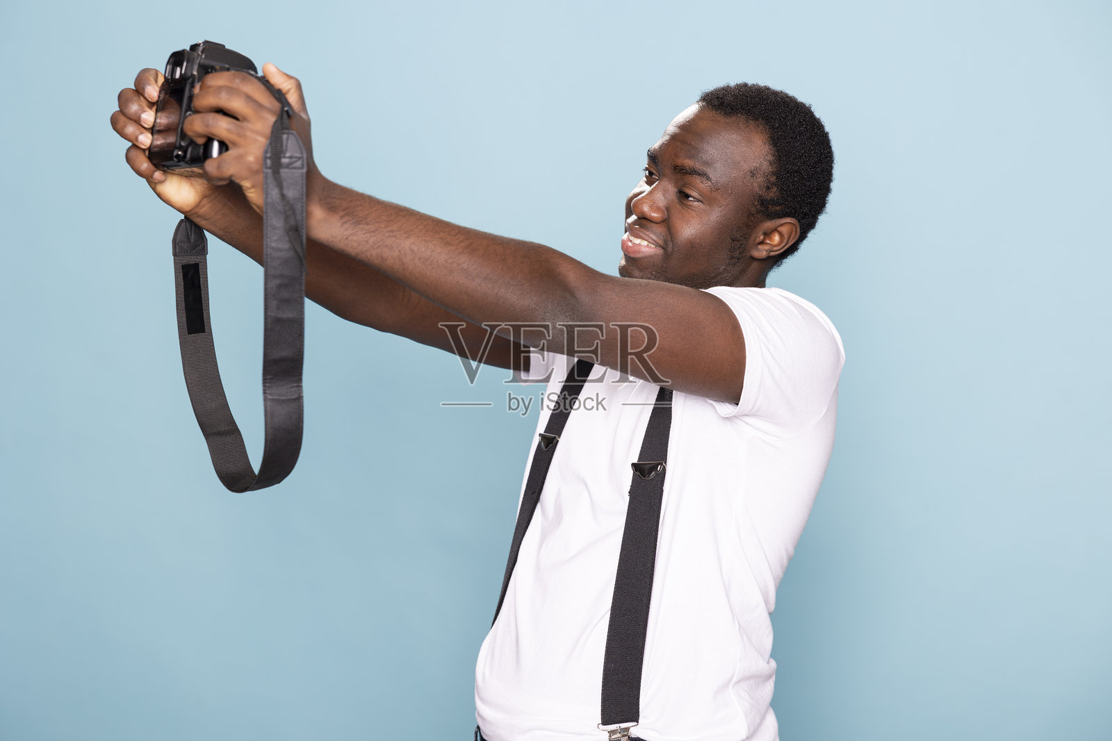 年轻男子用相机自拍照片摄影图片