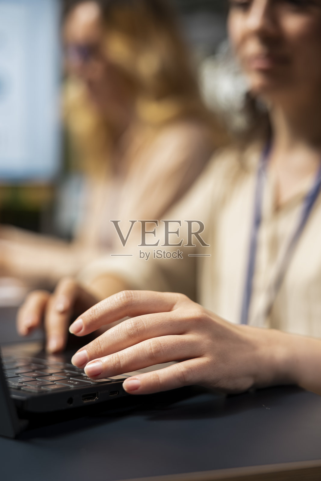 跨国公司办公室中总监的特写镜头照片摄影图片