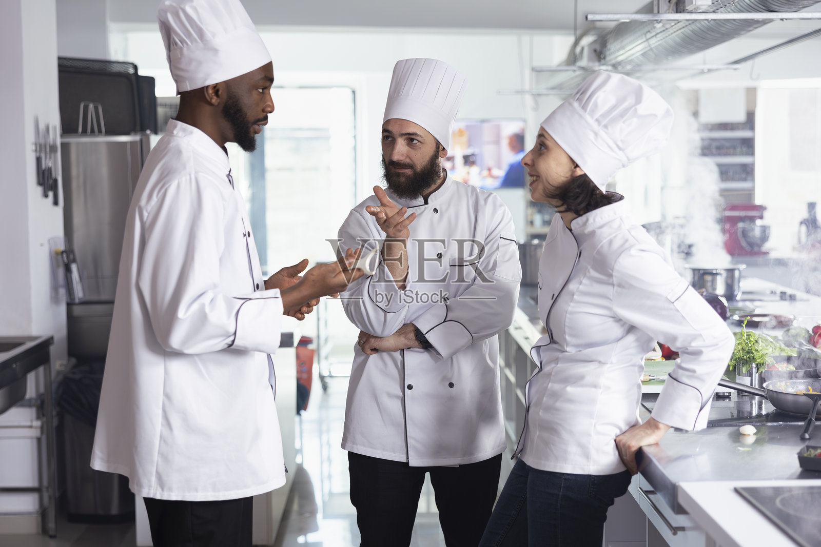 烹饪专家在现代厨房中专注于制作新菜肴照片摄影图片