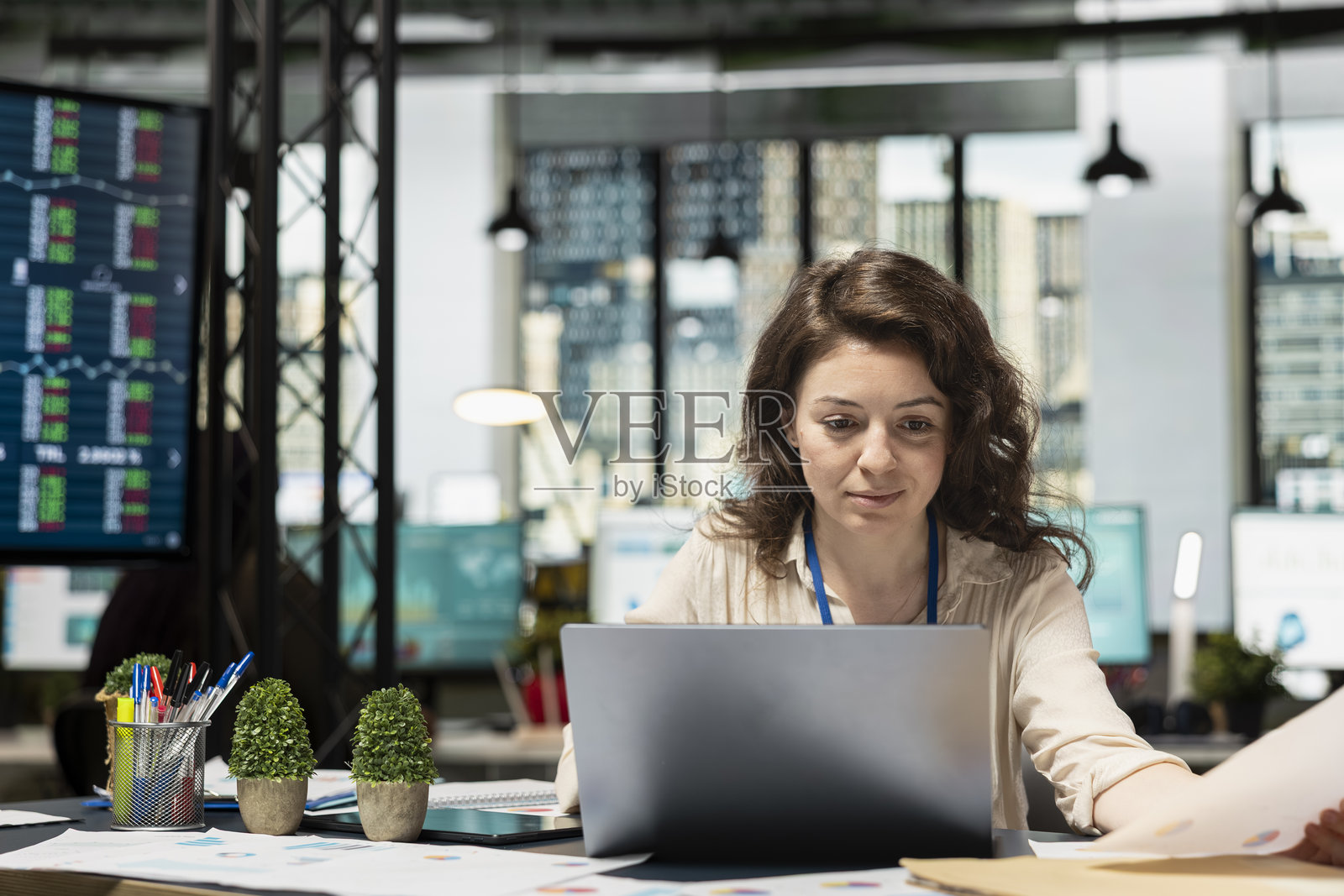 女总监独自在办公桌前制定详细的商业战略照片摄影图片