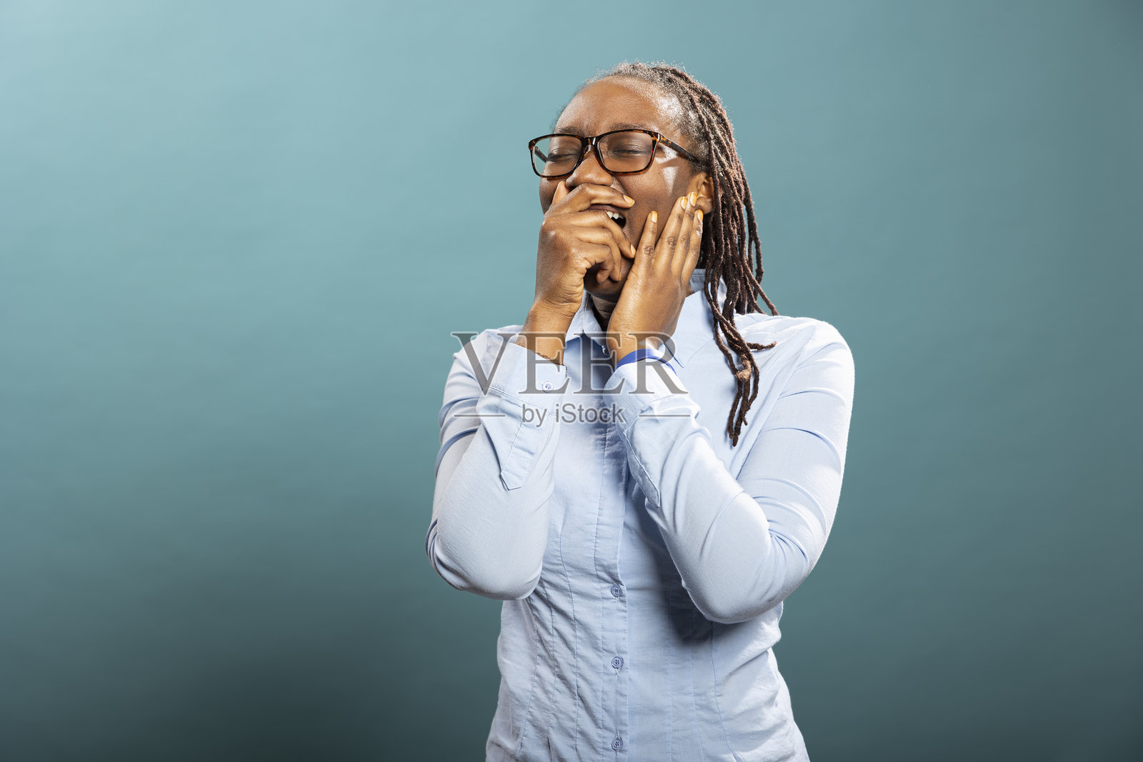 疲惫的黑人女性在打哈欠照片摄影图片