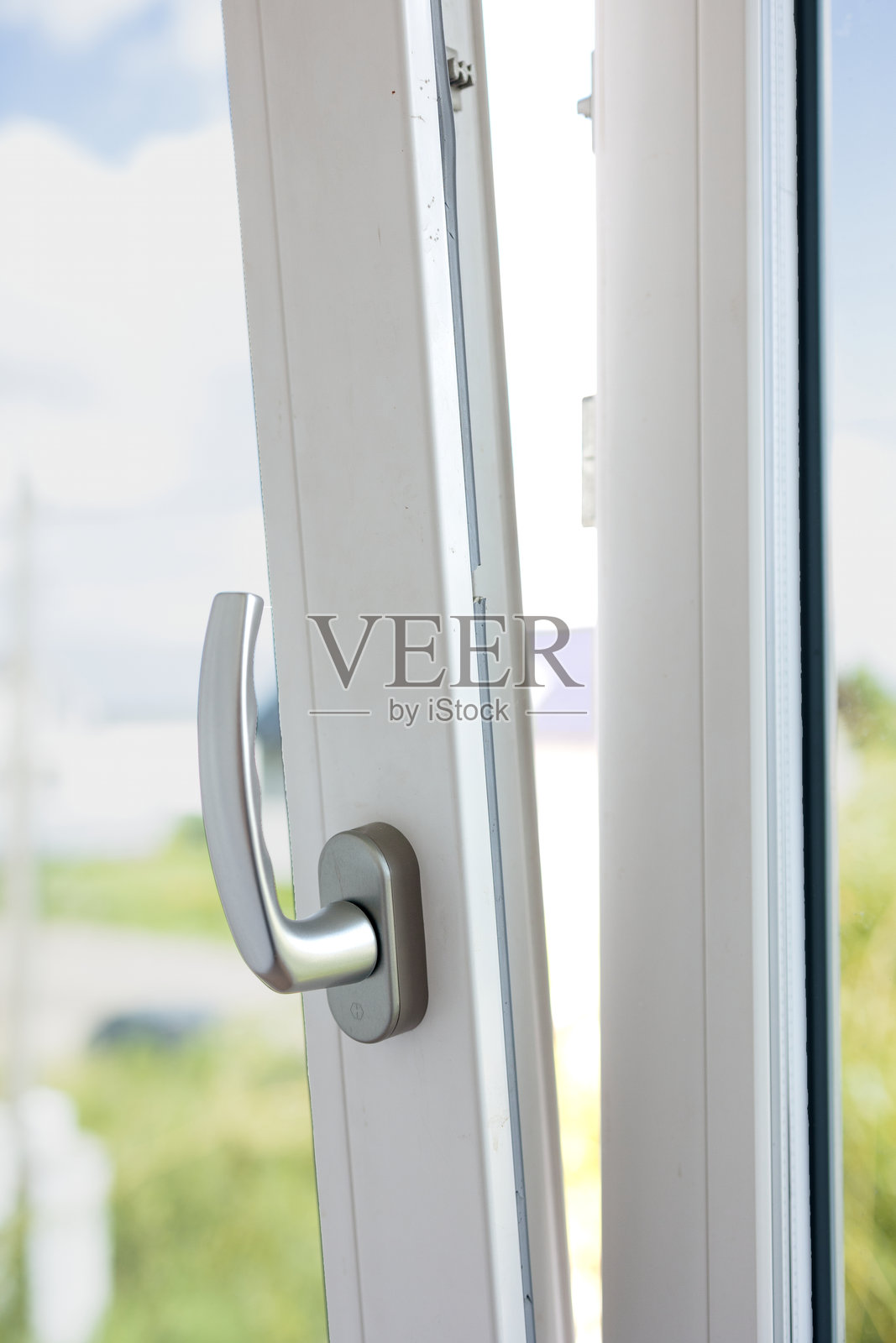 打开的塑料窗户，手柄，房屋通风，防寒保护照片摄影图片