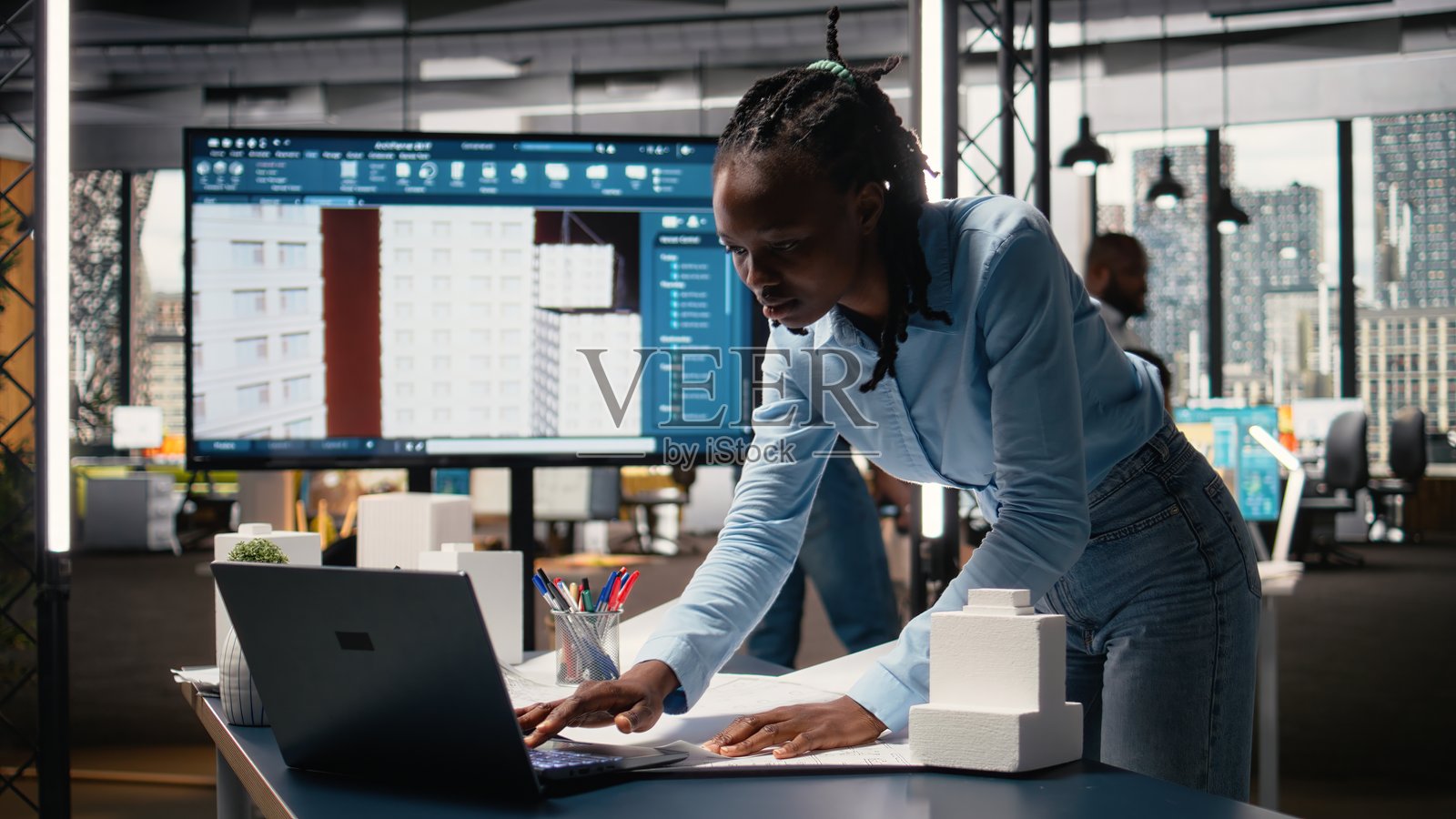 房地产工作人员在蓝图上评估建筑测量。照片摄影图片