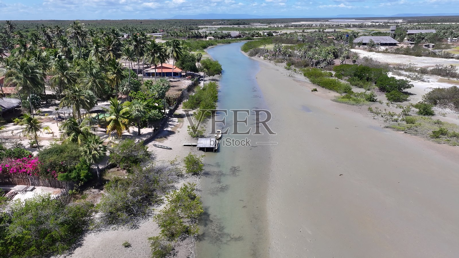 巴西皮奥伊州卡胡埃罗达普拉亚的巴林哈海滩。照片摄影图片