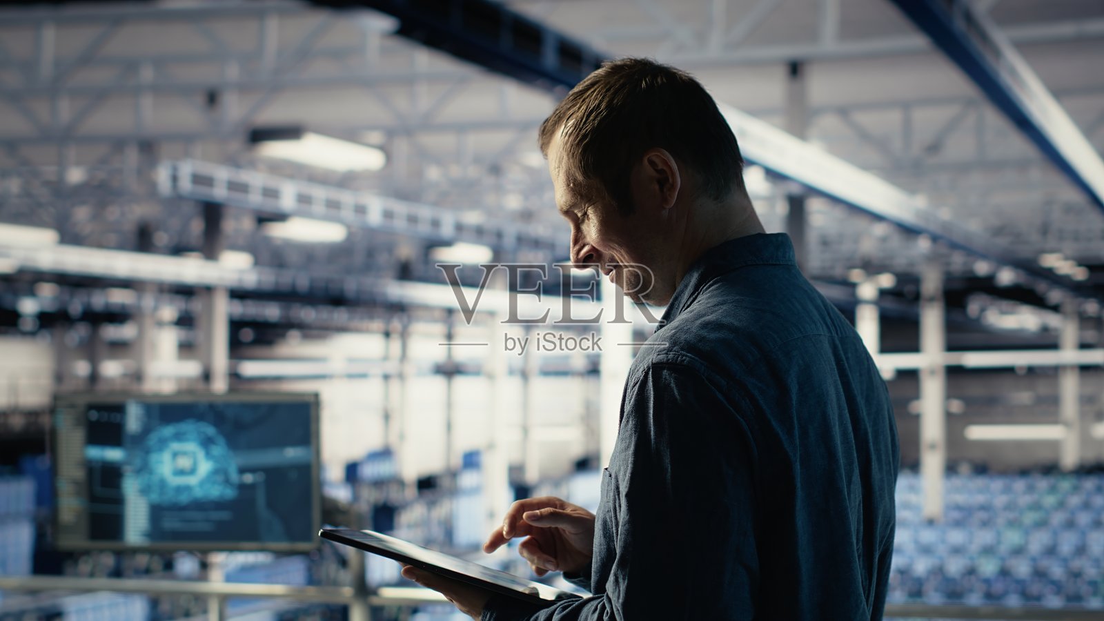 快乐的IT专业人员使用平板电脑监控服务器房间活动照片摄影图片