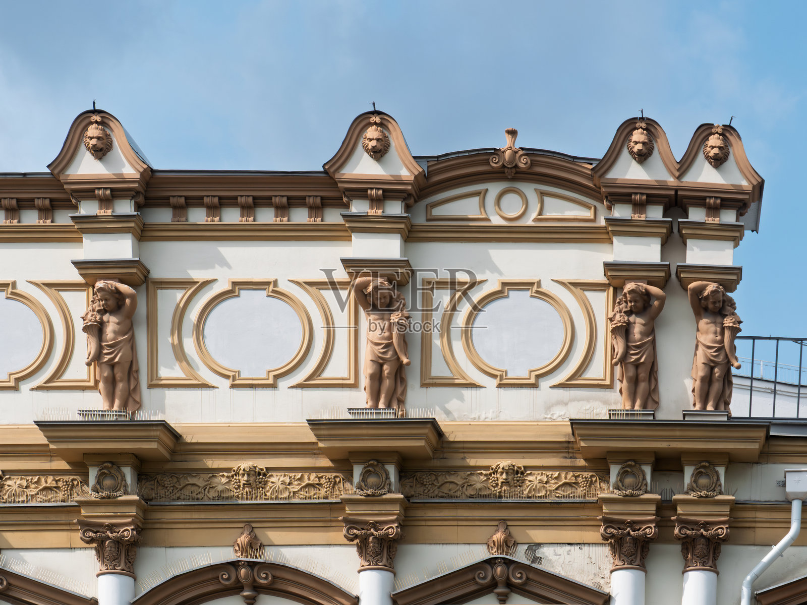 历史建筑上雕刻人物的建筑细节照片摄影图片