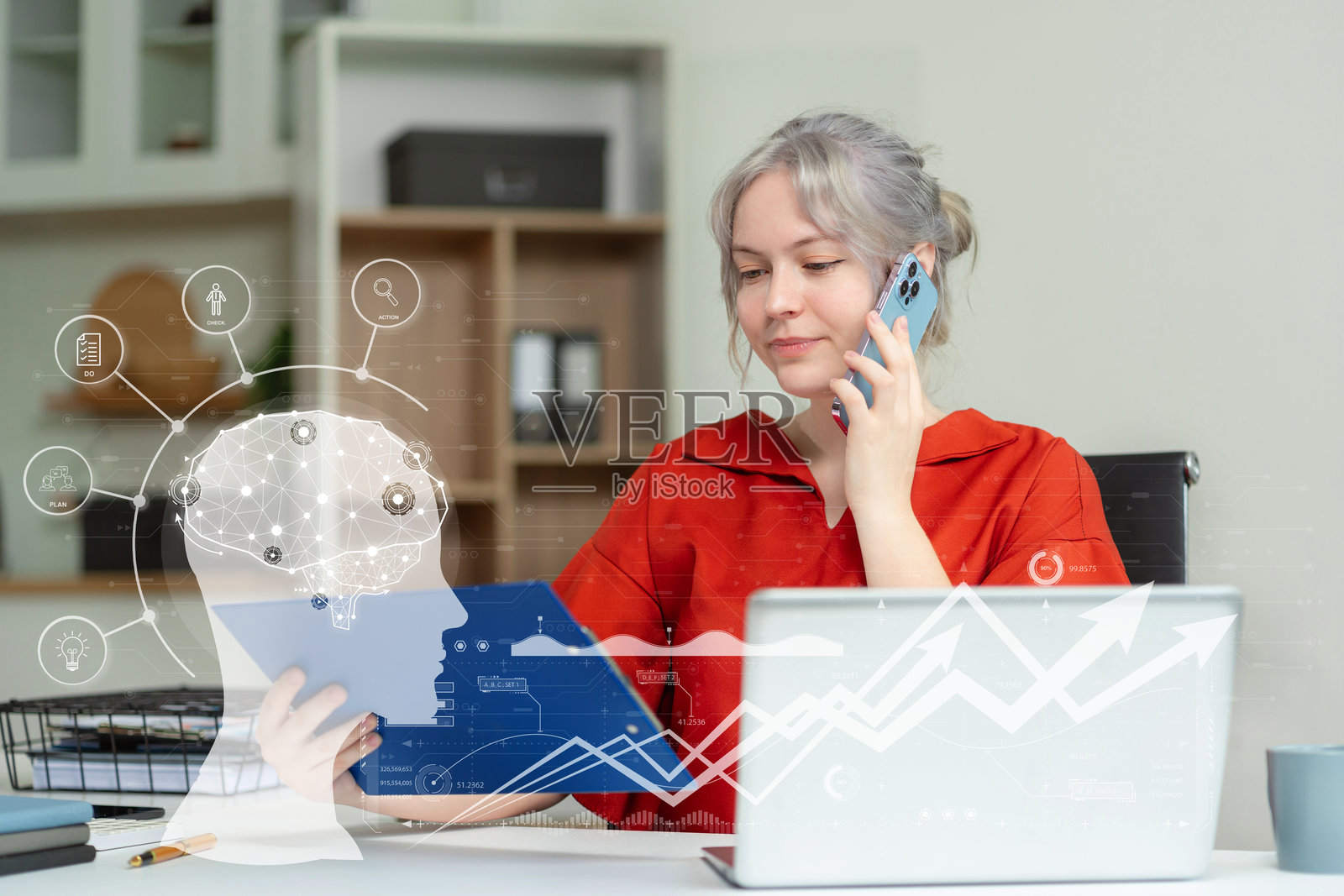 项目经理在办公室工作，更新任务和里程碑进度规划，同时与专业投资者合作开展新创业项目。照片摄影图片