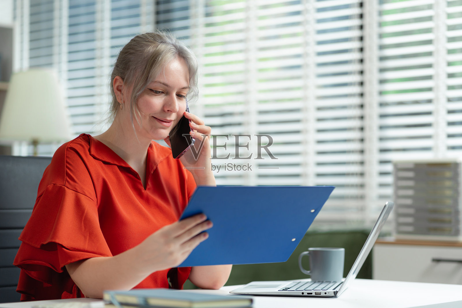 女商人在进行项目分析，旁边有财务图表。战略和洞察力推动公司的增长与成功。照片摄影图片