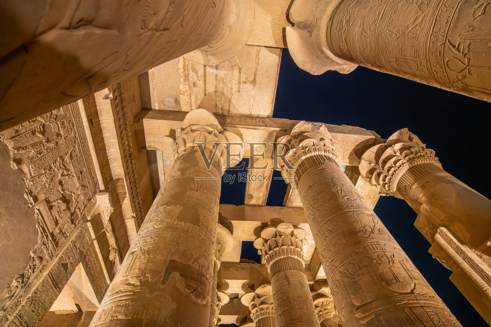 科姆翁博神庙的照明柱子和天花板景观。照片摄影图片